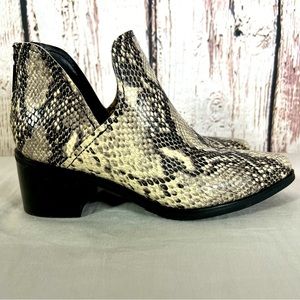 Blondo Eliza Snakeskin Print Waterproof Ankle Boots Booties EUC LIKE NEW Size 7
